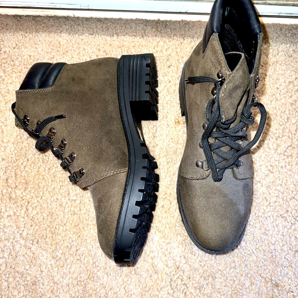 Size 8, womens dark green boots.